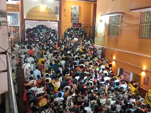 चित्रकूट कामतानाथ मंदिर में श्रद्धालुओं की भीड़
