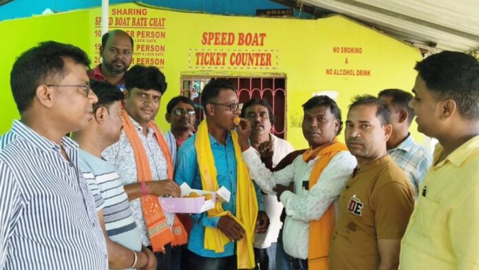 नाविक को सम्मानित करते लोग