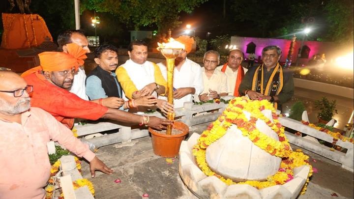 झांसी से आई शहीद ज्योति यात्रा समाधि स्थल पर स्थापित शहीद ज्योति यात्रा समाधि स्थल पर स्थापित