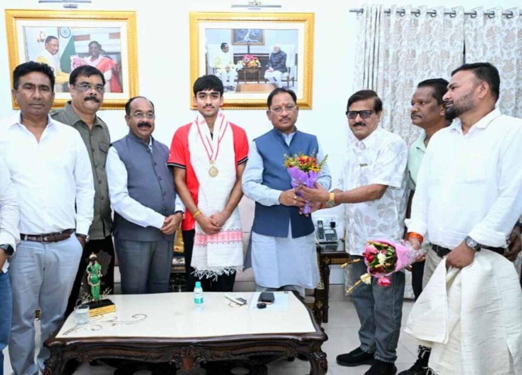 मुख्यमंत्री से मिले हॉकी स्टार अवि मानिकपुरी, मिला सम्मान मुख्यमंत्री से मिले हॉकी स्टार अवि मानिकपुरी, मिला सम्मान