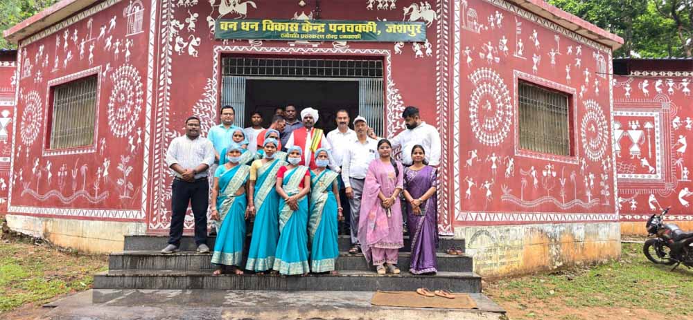 जशपुर जिले के वन धन विकास केंद्र पनचक्की का निरीक्षण करती हैं रूपसाय सलाम रूपसाय सलाम वन धन विकास केंद्र का निरीक्षण