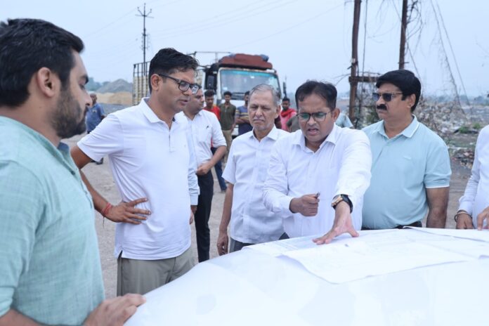 वित्त मंत्री ओ पी चौधरी शहर का निरीक्षण वित्त मंत्री ओ पी चौधरी शहर का निरीक्षण