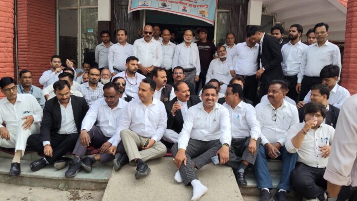 अधिवक्ताओं का रजिस्ट्री कार्यालय में विरोध-प्रदर्शन जारी ।