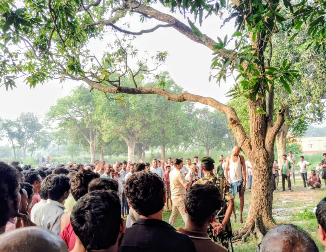 सीवान में सनसनी! आम के पेड़ से लटकता मिला अधेड़ का शव, जांच में जुटी पुलिस सीवान में सनसनी! आम के पेड़ से लटकता मिला अधेड़ का शव, जांच में जुटी पुलिस