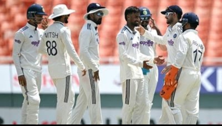 मानव सुथार का ऐतिहासिक कमाल! डेब्यू में झटके 6 विकेट, भारत ने अफगानिस्तान को दिया फॉलोऑन मानव सुथार का ऐतिहासिक कमाल! डेब्यू में झटके 6 विकेट, भारत ने अफगानिस्तान को दिया फॉलोऑन