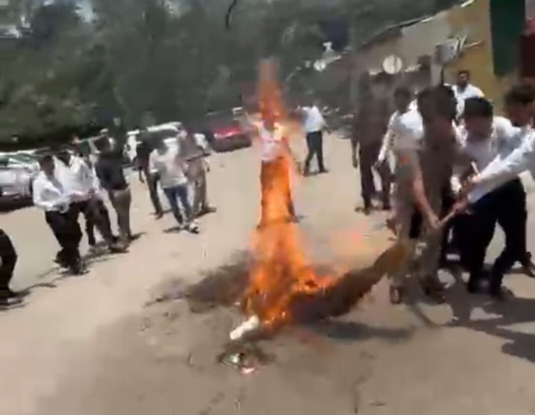 उत्तर प्रदेश: अधिवक्ताओं का विरोध, स्टांप एवं पंजीयन मंत्री का पुतला फूंका गया