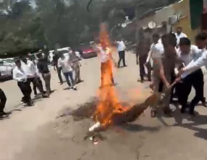 उत्तर प्रदेश: अधिवक्ताओं का विरोध, स्टांप एवं पंजीयन मंत्री का पुतला फूंका गया