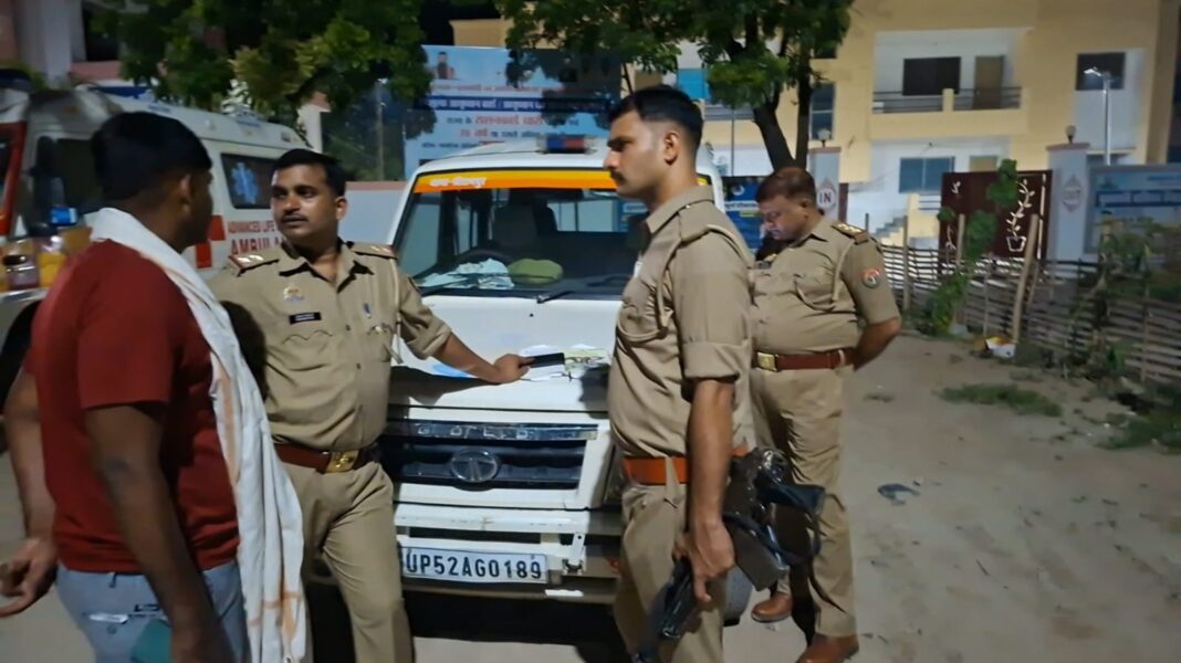 पुलिस ने घटनास्थल पर पहुंचकर जांच शुरू की पुलिस जांच करते हुए