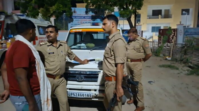 पुलिस जांच करते हुए