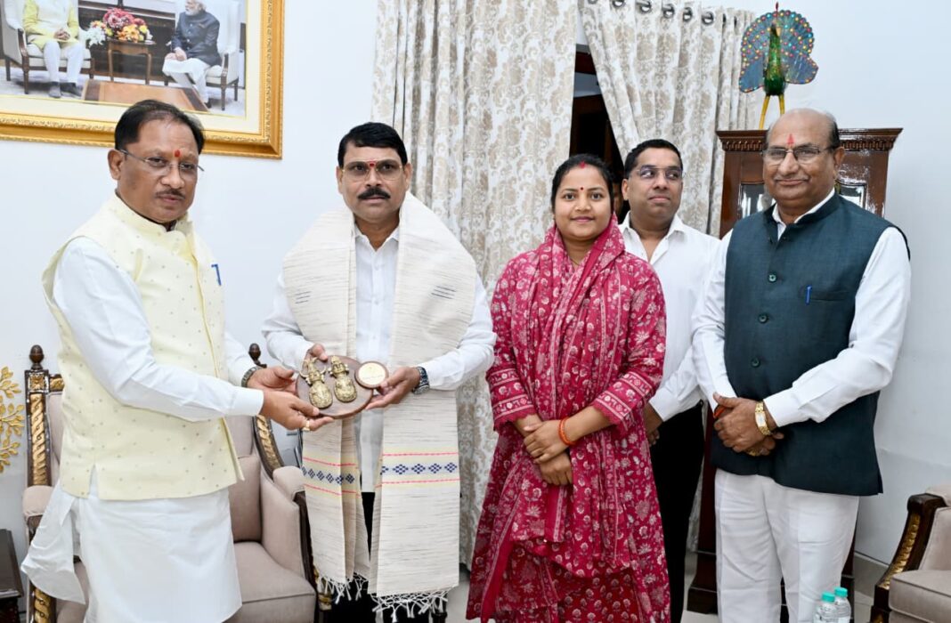 छत्तीसगढ़ के मुख्यमंत्री विष्णुदेव साय से महाराष्ट्र के विधायकों का प्रतिनिधिमंडल सौजन्य भेंट कर आया मुख्यमंत्री विष्णुदेव साय से महाराष्ट्र विधायकों की मुलाकात