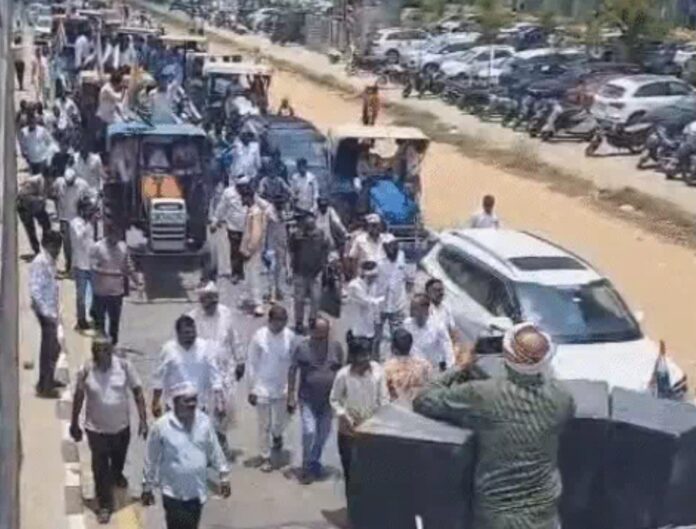 किसानों के समर्थन में कांग्रेस की ट्रैक्टर रैली