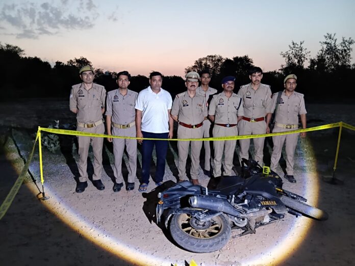 पुलिस ने अपराधी को गिरफ्तार किया