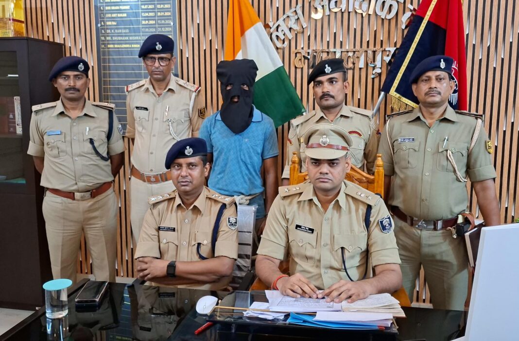 सांसद कार्यालय चोरी कांड का बड़ा खुलासा! 48 घंटे में आरोपी गिरफ्तार, पिस्टल और गोलियां बरामद सांसद कार्यालय चोरी कांड का बड़ा खुलासा! 48 घंटे में आरोपी गिरफ्तार, पिस्टल और गोलियां बरामद