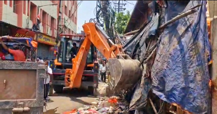 आसनसोल में बुलडोजर की धमक: अवैध निर्माणों पर कार्रवाई जारी आसनसोल में बुलडोजर की धमक: अवैध निर्माणों पर कार्रवाई जारी