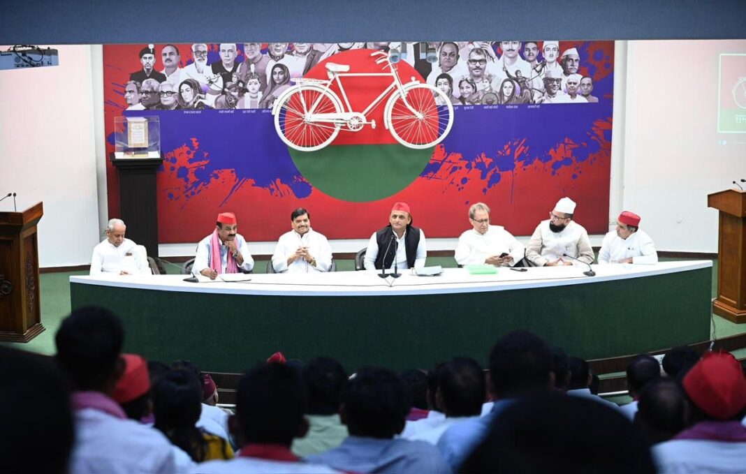 सपा अध्यक्ष अखिलेश यादव ने कार्यकर्ताओं को दिया संदेश, भावी रणनीति पर किया जोर सपा अध्यक्ष अखिलेश यादव ने कार्यकर्ताओं को दिया संदेश, भावी रणनीति पर किया जोर