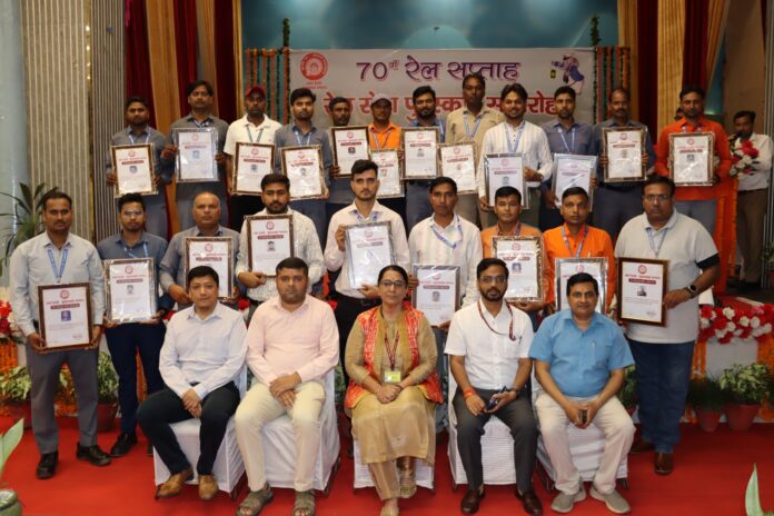 मुरादाबाद रेल मंडल में 70 वाँ रेल सप्ताह रेल सेवा पुरस्कार समारोह सम्पन्न मुरादाबाद रेल मंडल में 70 वाँ रेल सप्ताह रेल सेवा पुरस्कार समारोह सम्पन्न