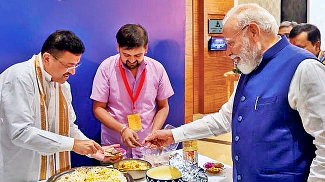 बंगाल की स्वादिष्ट झाल मूड़ी: एक अनोखा नाश्ता विकल्प बंगाल की झाल मूड़ी