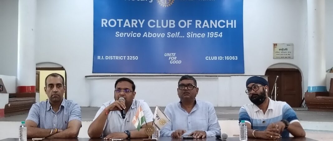 प्रेस वार्ता की झलक: पत्रकारों के साथ बातचीत का दृश्य प्रेस वार्ता की झलक: पत्रकारों के साथ बातचीत का दृश्य