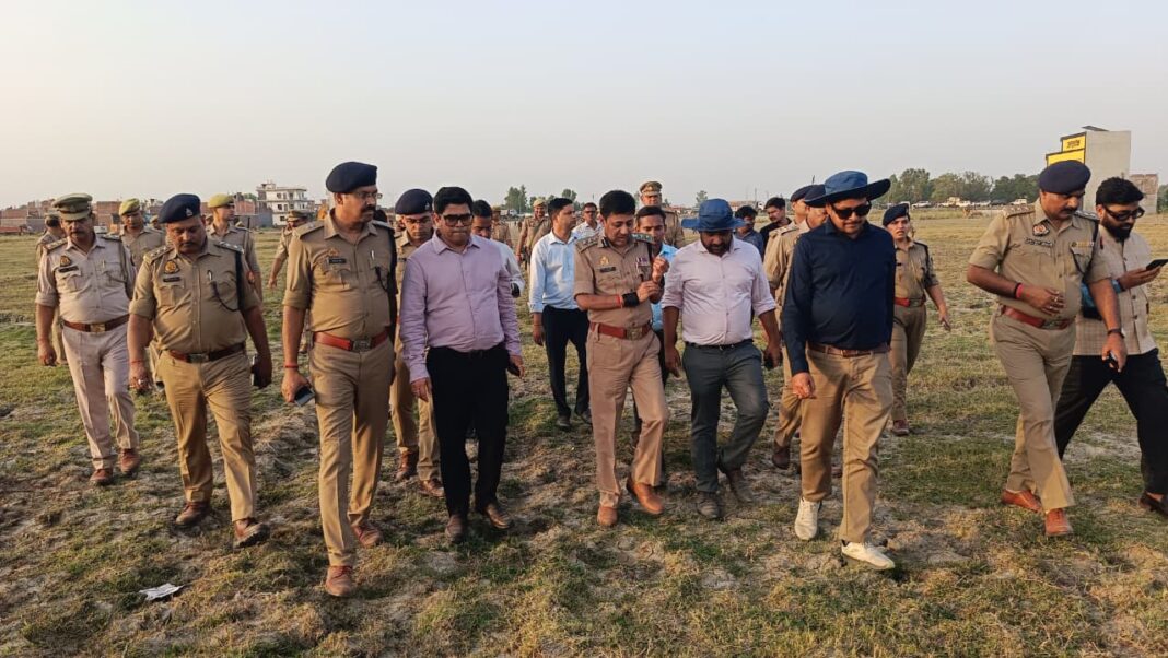 निरीक्षण करते हुए अधिकारी