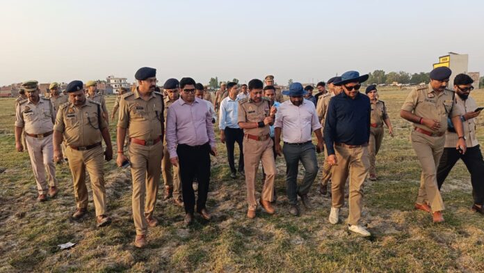 निरीक्षण करते हुए अधिकारी