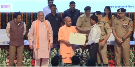 मुख्यमंत्री योगी के हाथों नियुक्ति पत्र प्राप्त करने का गर्व हासिल करेंगे नए अधिकारी मुख्यमंत्री योगी नए अधिकारियों को नियुक्ति पत्र देते हुए