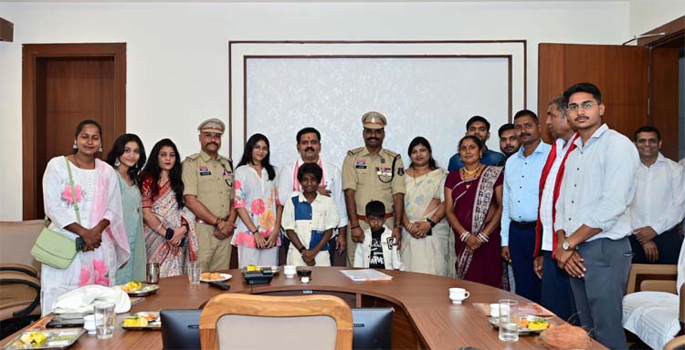 उप मुख्यमंत्री शर्मा “शौर्य चक्र” से सम्मानित वीर पुलिस एवं सुरक्षा बल के जवानों से मुलाकात करते हुए उप मुख्यमंत्री शर्मा “शौर्य चक्र” से सम्मानित वीर पुलिस एवं सुरक्षा बल के जवानों से मुलाकात करते हुए
