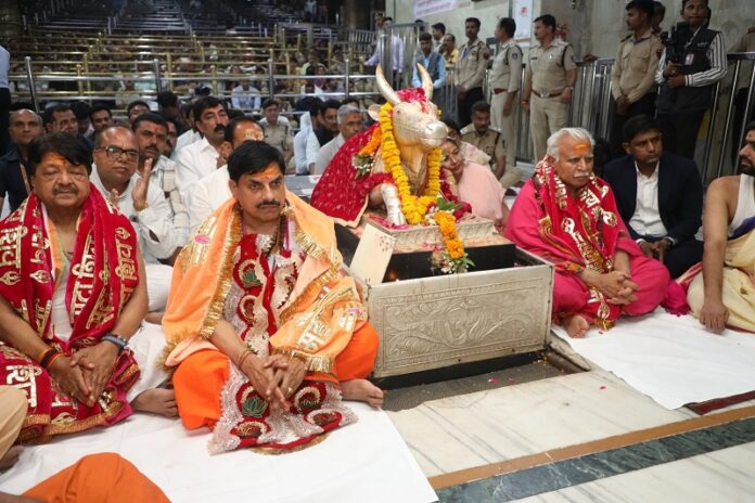 केन्द्रीय मंत्री मनोहर लाल महाकाल मंदिर में