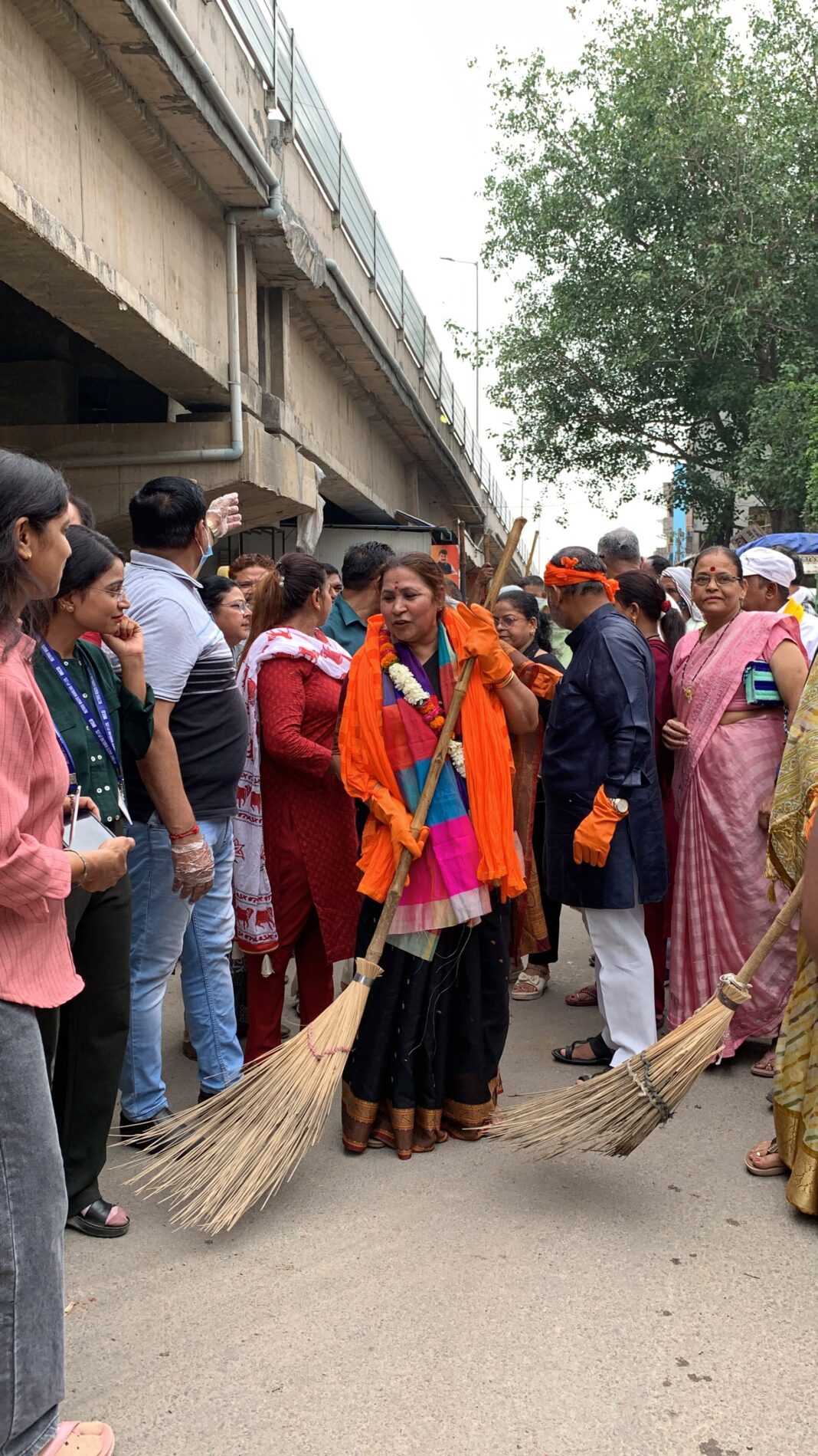 स्वच्छता अभियान में शामिल हुए स्थायी समिति अध्यक्ष सत्या शर्मा स्वच्छता अभियान में सत्या शर्मा