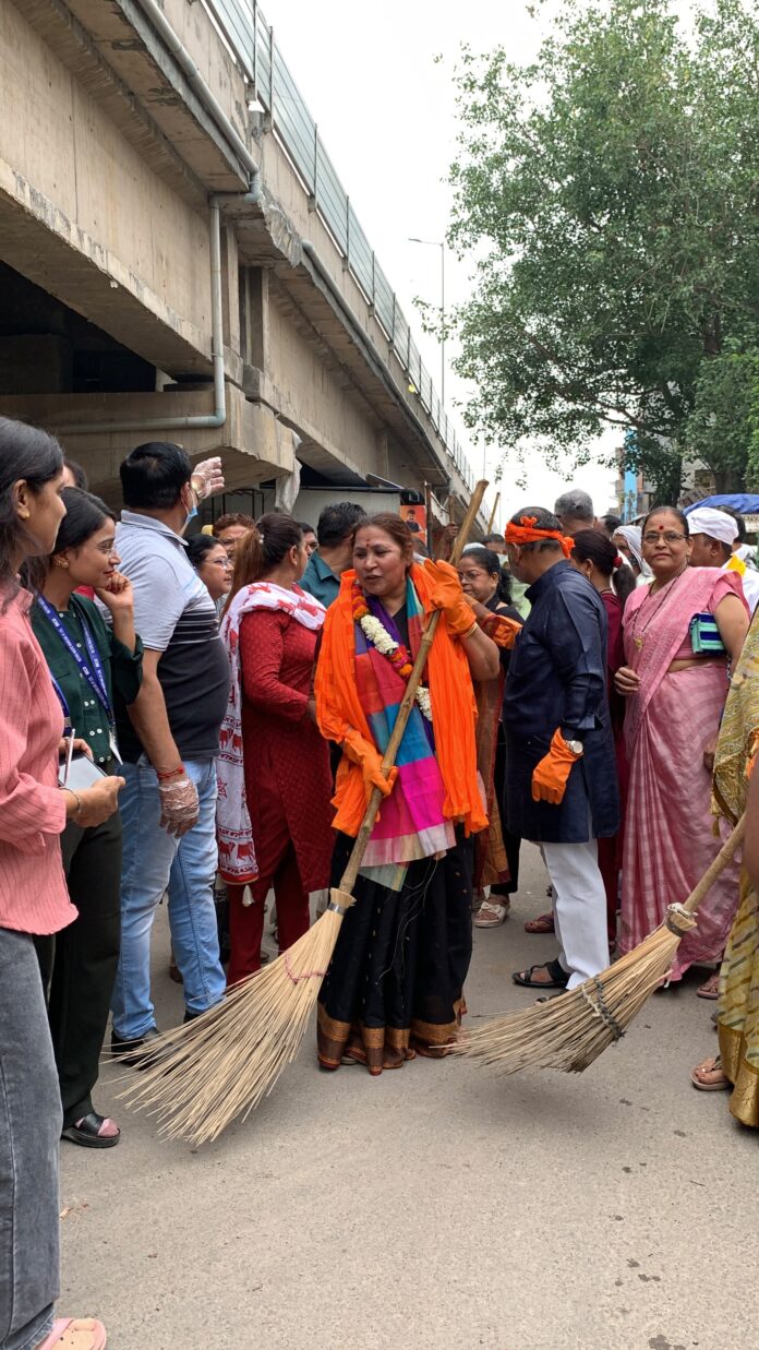 स्वच्छता अभियान में सत्या शर्मा