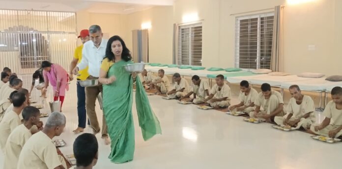 निश्रारितों को भोजन कराने का अनोखा प्रयास: ट्रस्ट की मानवता की मिसाल