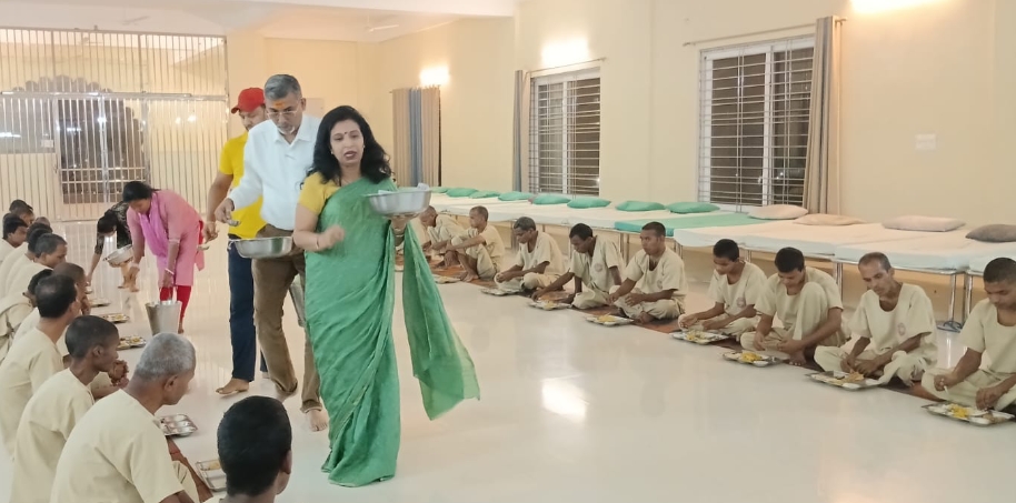 निश्रारितों को भोजन कराने का अनोखा प्रयास: ट्रस्ट की मानवता की मिसाल निश्रारितों को भोजन कराने का अनोखा प्रयास: ट्रस्ट की मानवता की मिसाल