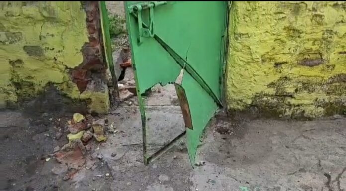 बम विस्फोट में गेट और दीवार ध्वस्त