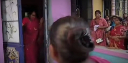 तृणमूल नेत्री के घर पर भीड़