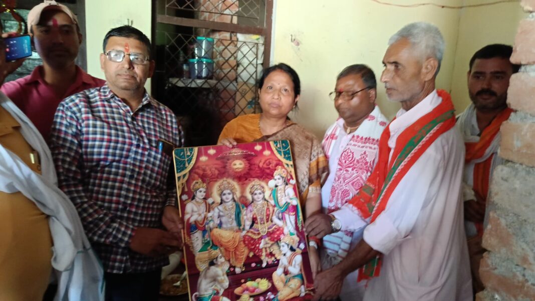 फोटो। स्वागत करते हुए लोग फोटो। स्वागत करते हुए लोग