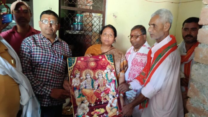 फोटो। स्वागत करते हुए लोग