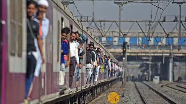 मुंबई लोकल ट्रेन में यात्री की हत्या: पुलिस जांच जारी मुंबई लोकल ट्रेन में यात्री की हत्या