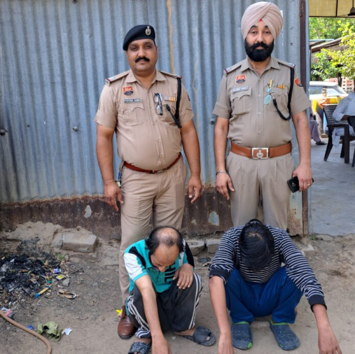 हेरोइन के साथ गिरफ्तार आरोपी हेरोइन के साथ गिरफ्तार आरोपी