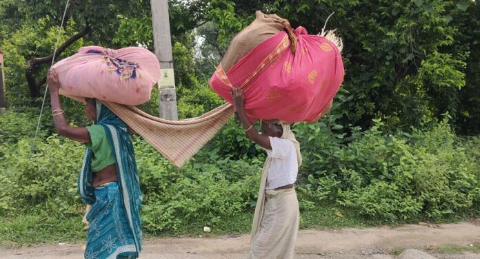 सिर पर टोकरी लाद बाजार जाती टुसिया महिलाएं: एक अनोखी परंपरा की झलक