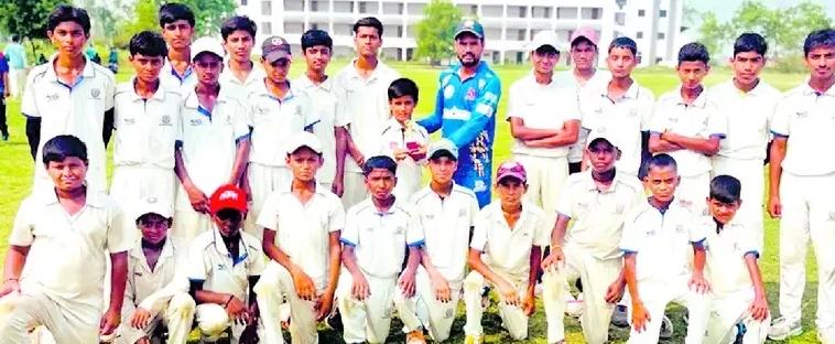 रुक्मणी क्रिकेट एकेडमी में विजयी टीम को ट्रॉफी से सम्मानित करते कोच