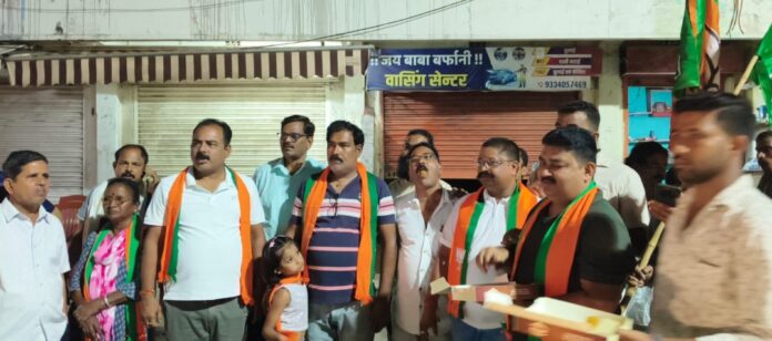 पश्चिमी सिंहभूम जिले में भाजपा कार्यकर्ताओं ने लड्डू बांटेते पश्चिमी सिंहभूम जिले में भाजपा कार्यकर्ताओं ने लड्डू बांटेते