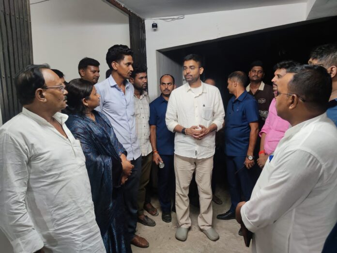 मंत्री दीपक प्रकाश परिजनों से मिलते हुए