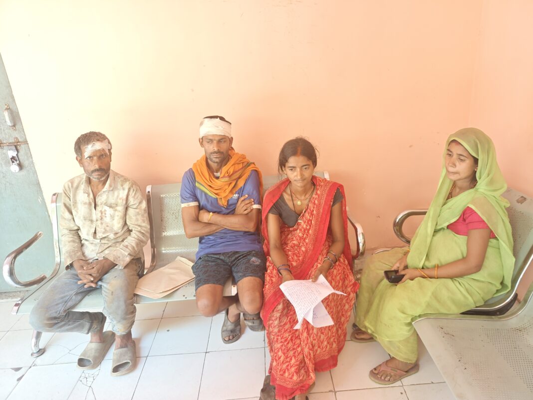 पुलिस थाने में पहुंचे घायल व्यक्ति पुलिस थाने में घायल व्यक्ति