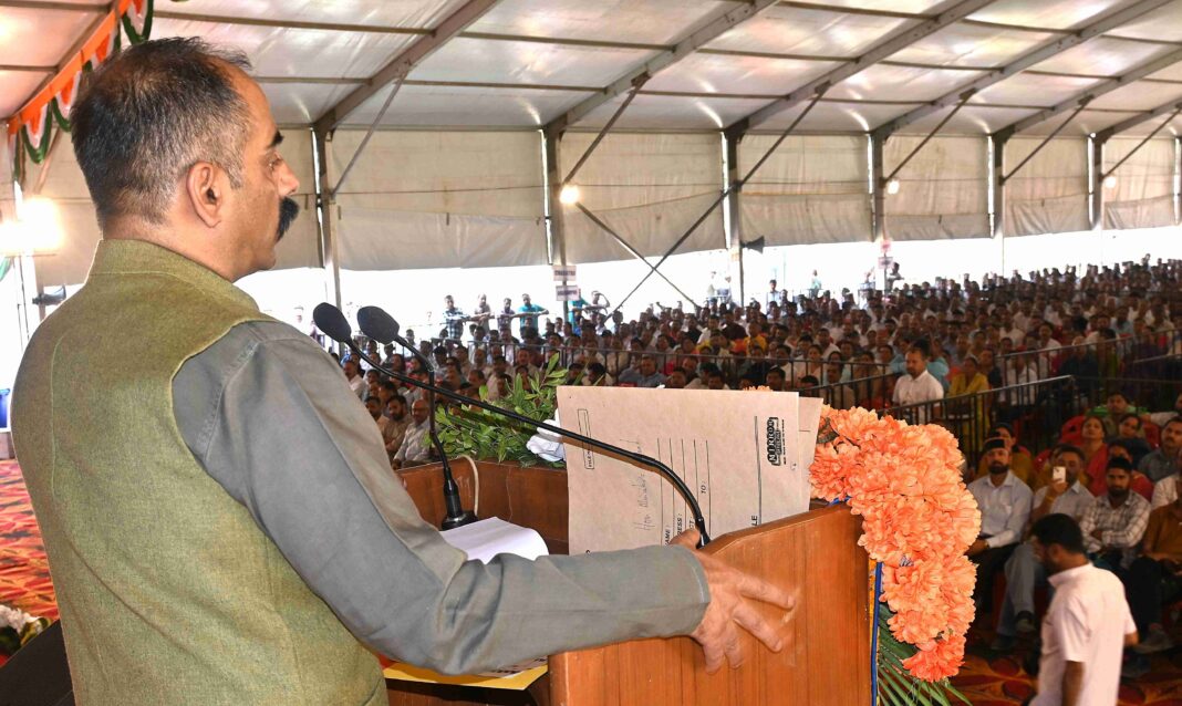 मंडी में नवनिर्वाचित पंचायत प्रधानों और उप प्रधानों को शपथ ग्रहण समारोह के दौरान संबोधन। मंडी में पंचायत प्रधानों को शपथ