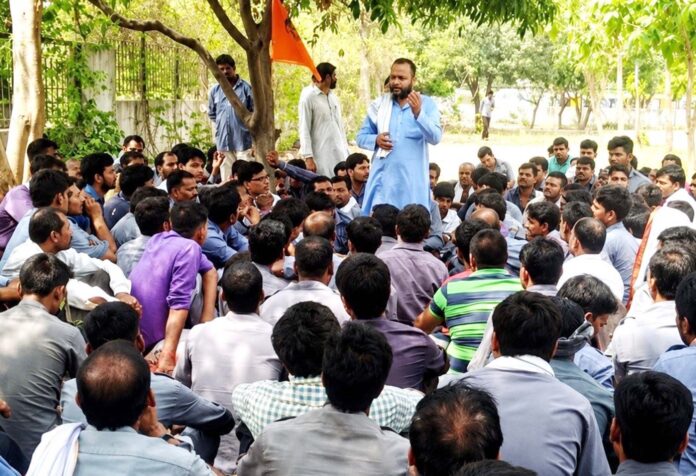 गुरुग्राम के ऑटो चालकों की बैठक लेते प्राईवेट ट्रांसपोर्ट मजदूर महासंघ के अखिल भारतीय अध्यक्ष योगेश शर्मा। गुरुग्राम के ऑटो चालकों की बैठक लेते प्राईवेट ट्रांसपोर्ट मजदूर महासंघ के अखिल भारतीय अध्यक्ष योगेश शर्मा।
