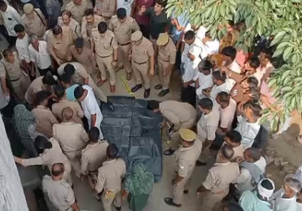 गोबर विवाद में फायरिंग का शिकार युवक का शव पोस्टमार्टम के लिए भेजा गया। गोबर विवाद में फायरिंग का शिकार युवक