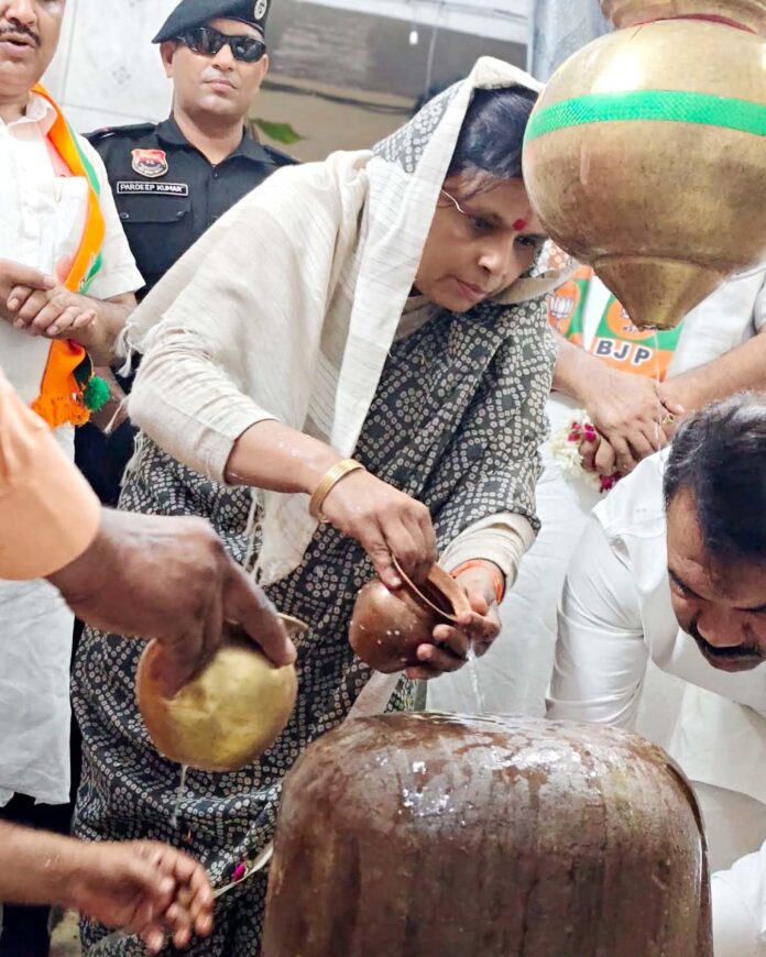 नूंह के प्राचीन नल्हड़ शिव मंदिर में भाजपा प्रदेश अध्यक्ष डा. अर्चना गुप्ता ने किया जलाभिषेक