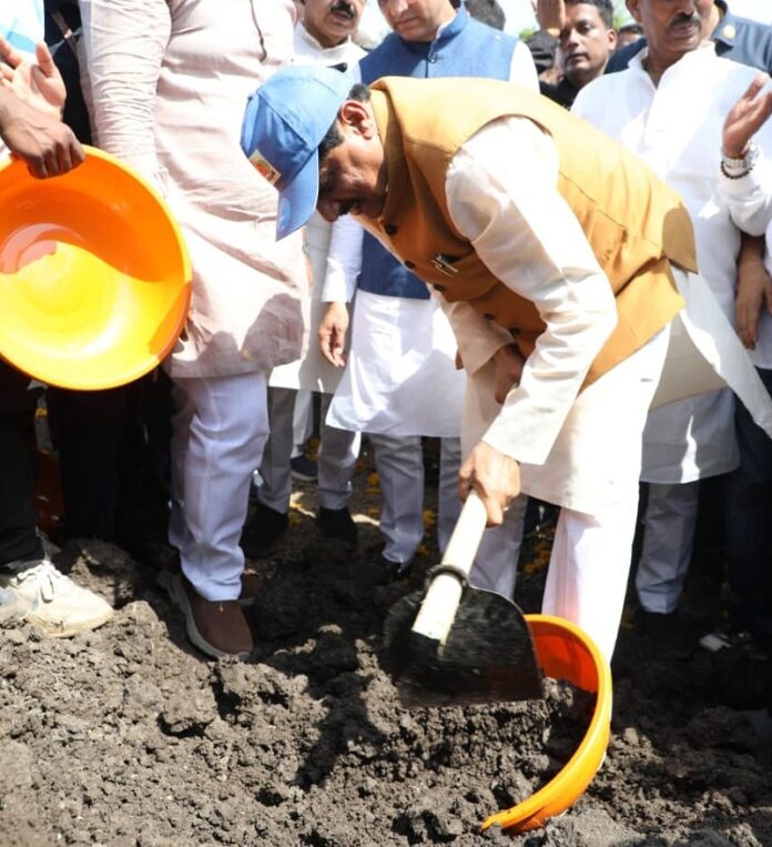 मुख्यमंत्री ने इंदौर के लिंबोदी में "जल गंगा संवर्धन अभियान" अंतर्गत श्रमदान किया