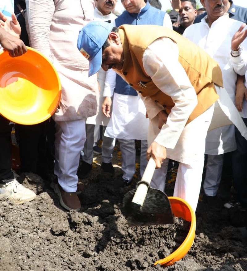 मुख्यमंत्री ने इंदौर के लिंबोदी में “जल गंगा संवर्धन अभियान” अंतर्गत श्रमदान किया मुख्यमंत्री ने इंदौर के लिंबोदी में "जल गंगा संवर्धन अभियान" अंतर्गत श्रमदान किया