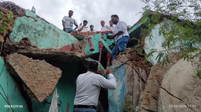 पुराने और जर्जर भवन को हटाने का अभियान