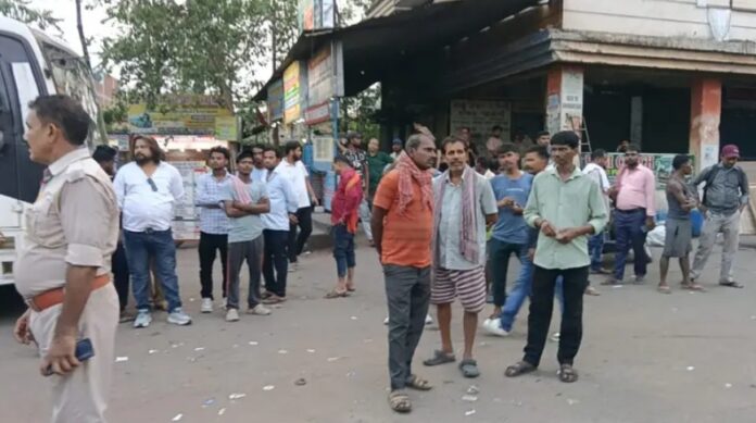 मृतक का पंचनामा तैयार करने में जुटी पुलिस मृतक का पंचनामा तैयार करने में जुटी पुलिस